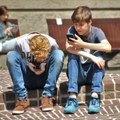Mladima dnevno stigne 237 poruka na mobilni telefon: Zabrinjavajuće brojke