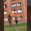 VIDEO Momak pevao devojci pod prozorom u studenjaku u Novom Sadu: Ko kaže da nema romantike?