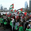 Zatvoren simbol Londona: Propalestinski demonstranti blokirali čuveni pokretni most (foto)