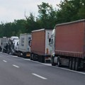 Čekamo satima i satima: Kolaps na graničnom prelazu sa Hrvatskom, kolona šlepera dugačka deset kilometara