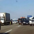 (Foto, video) teška saobraćajna nesreća kod Žablja Više vozila učestvovalo, stigla policija i vatrogasci