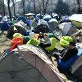Grupa studenata traži normalizaciju situacije na fakultetima: Proveli noć ispred Predsedništva, ovo su njihovi zahtevi (foto)…