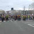 (VIDEO) Incident kod Fakulteta bezbednosti: Autom probao da probije blokadu
