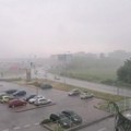 (Video) Oluja besni nad hrvatskom: U Zagrebu jak vetar paralisao avio saobraćaj, fasada pala na automobil, grad veličine…
