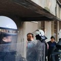 FOTO Počela blokada novosadskog suda: Na ulazima građani i studenti, tu je i policija u punoj opremi