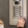 Stanarima celu noć zvonio interfon, nisu mogli da spavaju: Kad su saznali ko ih uznemirava, šokirali su se