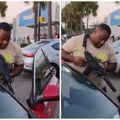 (Video) Florida postala "divlji zapad"! Čovek isprobava pušku ispred megamarketa, novi zakon stupio na snagu