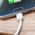 Ako vam se telefon puni sporo – problem nije u punjaču, nego u jednoj skrivenoj opciji