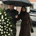 Милица Павловић плаче и грли породицу Љиљане Јорговановић: Певачица сломљена од бола због смрти блиске пријатељице