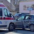 FOTO: Sudar sanitetskog vozila i automobila, policija obavila uviđaj