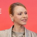 Princeza Šarlin u zlatu od glave do pete: Šik odelo mami poglede, atraktivno je i upadljivo, a tako prefinjeno!