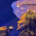 (Video) Snimak sa nastupa edite Aradinović u Čačku: Pre nego što je bačen suzavac pevačica dovela atmosferu do usijanja