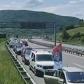 Kragujevčani organizovano i u sopstvenoj režiji, ali u velikom broju krenuli za Beograd; Zapadna Srbija u koloni (VIDEO)
