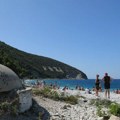 VIDEO Besne protesti u Albaniji: Zbog projekta Trampovog zeta i ćerke deo obale zatvoren čeličnom ogradom