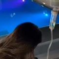 Žena Slobe Radanovića prima infuziju pored bazena. Jelena se osamila u dvorištu luksuzne vile, a slika je mnoge i zabrinula…