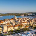 Užas na popularnom letovalištu u Hrvatskoj: Šokirani turisti gledali kako cisterna ispušta fekalije u more tik do kupača