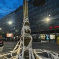 Активисти ЗЛФ облепили траком нову скулптуру на Теразијама