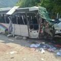 Kombi smrskan posle prevrtanja! Jezivi prizori iz Crne Gore! Poginula jedna osoba, 17 povređenih (foto)
