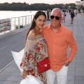 Saša Matić sa suprugom stigao na slavlje kod Prije i Filipa. Anđelija očarala sve u cvetnoj haljini: Ne voli da se eksponira…