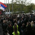Protest ispred Nova.rs: Građani podržali novinare, odbijaju Marka Stjepanovića