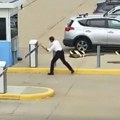 Bizaran snimak iz Amerike: Pilot sekirom uništio rampu na parkingu aerodroma