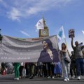 „Žene! Život! Sloboda!“: Protesti širom Evrope povodom godišnjice smrti Mahse Amini FOTO