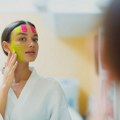 Face taping: Kako se koriste trake za zatezanje lica