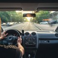 Pršte varnice na sve strane: Neverovatan snimak iz Beograda: Čovek vozio auto na felni od Ibarske magistrale do Čukaričke…