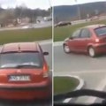 "Gle, gle, ih sunce ti je*em" - gde ćete gospođo?! Nije znala da se uključi, pa napravila haos na kružnom toku (video)