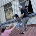 Pogledajte trenutak udara razornog zemljotresa na Tajvanu: Decu kroz prozor izvlače iz zgrada, izdata upozorenja na cunami…