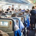 Stefan šokirao putnike na letu za Banjaluku: Štikle, suknjica i klovnovski nos VIDEO