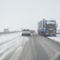 Totalni kolaps na auto-putu Miloš Veliki: Automobili stoje, vozači izlaze iz vozila FOTO