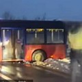 Drama kod Knića: Proklizao autobus, policija na terenu