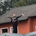 Morale su da ljušte krompir da bi dobile bakšiš: Pevačica otkrila šta se sve dešava na tezgama: Ljudima s parama je bio gušt...…