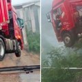 Horor prizor! Kamion visi sa srušenog vijadukta! Vozač gleda u ambis! Stravične poplave napravile haos u Kini! Hiljade ljudi u…