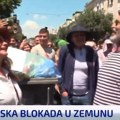 Pogledajte kako Dragan Jovanović i Branka Pujić na blokadama u Zemunu pevaju sa narodom pred policijskim kordonom