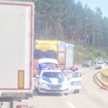 Саобраћајна несрећа код Тавника: Сударили се камион и ауто, ствара се гужва (фото)