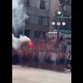 Poslednji snimak sa ulica Beograda: Polugoli Poljaci na Trgu republike uz baklje VIDEO