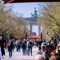 „Dosta bombi, dosta krvi, Zaustavite genocid u Gazi” Pod Brandenburškom kapijom 12.000 ljudi zahtevalo obustavu izvoza oružja…