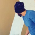 Moler pokazao kako da okrečite ceo zid za manje od 45 sekundi, pa postao hit na mrežama: Nikome nije jasno kako je to uspeo…