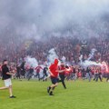 VIDEO Jezive scene u Pragu: Navijači utrčali na teren i prekinuli derbi, počeli okršaj bakljama
