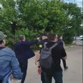 (VIDEO) Incident na Karaburmi tokom deljenja nalepnica: Napadnuto troje aktivista, jedan od njih doživeo potres mozga