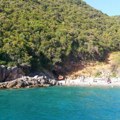 Ovo je najveći dragulj crnogorske obale: Plaža na koju se dolazi isključivo vodenim putem