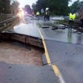 Voda odnela asfalt na mostu, neprohodno nekoliko putnih pravaca u okolini Kraljeva
