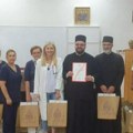 Poklonima obradovali bolesne mališane Dobrotvorna ustanova Eparhije bačke darivali Dečju bolnicu