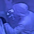 Lopov uhvaćen nadzornom kamerom na Dorćolu: Maskirao se, pa u 7 ujutru ukrao bicikl (video)