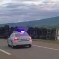Prevrnuo se šleper na autoputu kod Pečenjevca – VIDEO