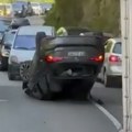 Kako mu je ovo uspelo? Nasred magistrale prevrnuo auto na krov (video)