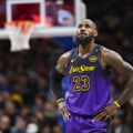 Lebron je "monstrum" i u petoj deceniji! Pogledajte potez Džejmsa koji je raspametio ljubitelje košarke (video)