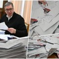 Predsednik Vučić čitao pisma građana: Dobio pozivnicu za svadbu od Marine i Gorana, pisao mu i mali Ilija (13)! "Od naših…